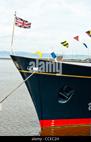 Prua con Union Jack sul Royal Yacht Britannia ormeggiato a Leith, Edimburgo Scozia UK Foto Stock