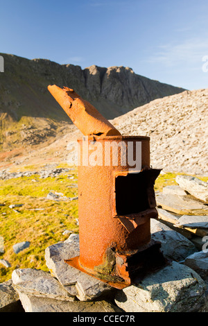 Abbandonata vecchia cava di ardesia delle lavorazioni sul lato di Coniston Old Man nel distretto del lago, Regno Unito, Foto Stock