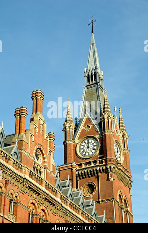 Torre dell Orologio stazione di St Pancras e Hotel, King's Cross Londra Inghilterra REGNO UNITO Foto Stock