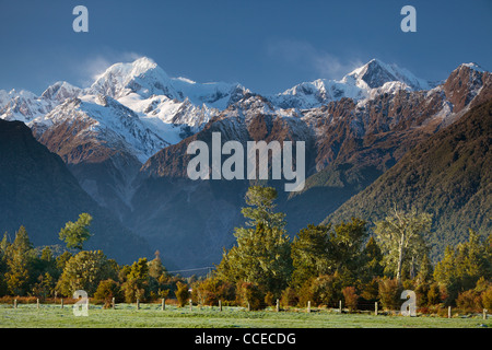 Vista del Mt Cook (Aoraki) e Mt Tasman come visto da vicino al lago Matheson in Nuova Zelanda Foto Stock