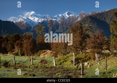 Vista del Mt Cook (Aoraki) e Mt Tasman come visto da vicino al lago Matheson in Nuova Zelanda Foto Stock