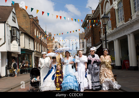 I partecipanti nella semestrale Charles Dickens Festival a Rochester, Kent, Inghilterra, vestito in abiti Vittoriano Foto Stock