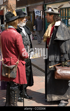 I partecipanti nella semestrale Charles Dickens Festival a Rochester, Kent, Inghilterra, vestito come caratteri da i suoi libri. Foto Stock