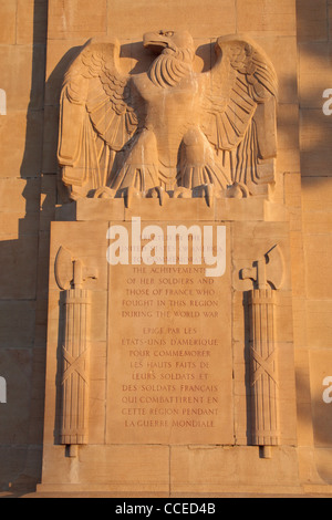 Close up iscrizione sul Mont Blanc American Memorial vicino Sommepy-Tahure nel nord della Francia. Foto Stock