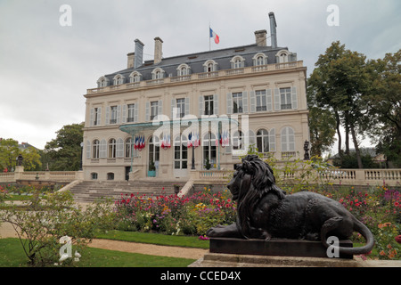 Giardino posteriore vista dell'Hôtel de Ville (municipio) in Épernay, Champagne-Ardenne, Marne, Francia. Foto Stock