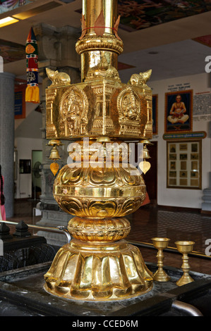 Ornato polo in ottone, Tempio Sri Senpaga Vinayagar, Singapore. Foto Stock