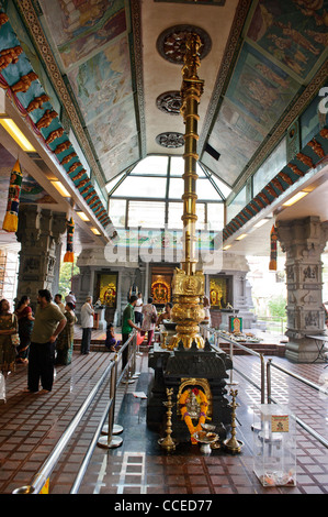 Religiosi polo in ottone, Tempio Sri Senpaga Vinayagar, Singapore. Foto Stock