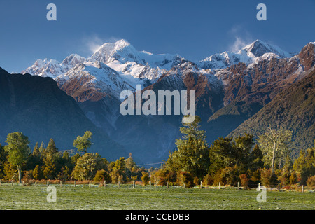 Vista del Mt Cook (Aoraki) e Mt Tasman come visto da vicino al lago Matheson in Nuova Zelanda Foto Stock