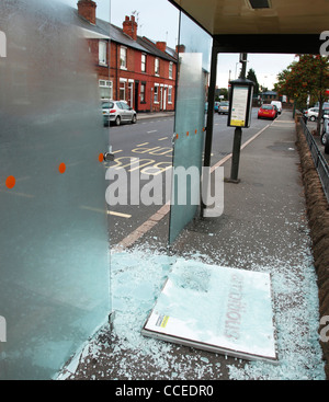 Un soggetto ad atti vandalici bus shelter in Nottingham, Inghilterra, Regno Unito Foto Stock