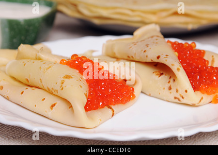 Due pancake con caviale rosso su piastra Foto Stock