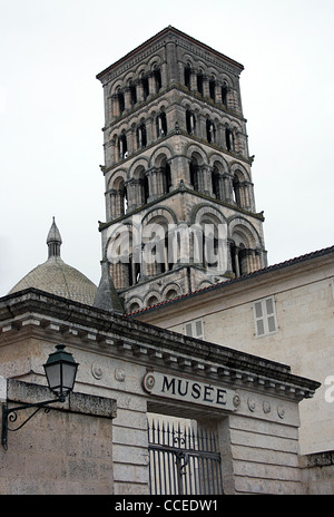 Angouleme Francia SW, il campanile della cattedrale, e l'arco l'entrata originale al museo di Angouleme Foto Stock