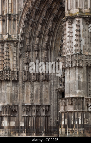 Il fronte ovest di Saint Gatien cattedrale a Tours in Francia. Foto Stock