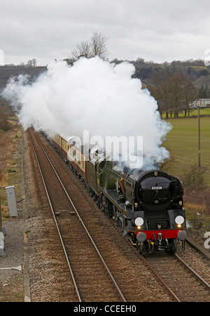 Surrey Marina Mercantile classe linea Clan 4-6-2 motore a vapore tirando Pullman carrelli Foto Stock