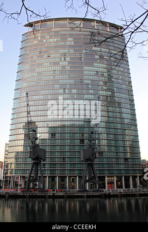 1 West India Quay un blocco a torre di Docklands ospita il Marriott Hotel e appartamenti di lusso. Londra Inghilterra REGNO UNITO Foto Stock
