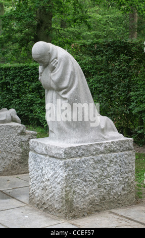 Il dolore di genitori (madre) da Kate Kollwitz Vladslo nel cimitero di guerra tedesco, Belgio Foto Stock