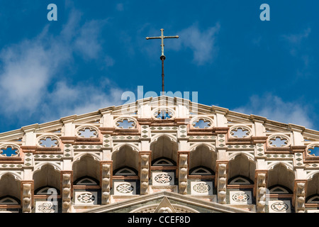 Particolare della facciata del Duomo di Firenze - Duomo o Basilica di Santa Maria del Fiore, Firenze, Toscana (Toscana), Italia Foto Stock