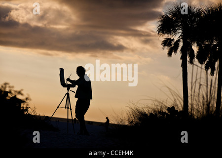 Un artista stagliano dipinge una scena sulla famosa Siesta Key beach, Sarasota Florida Foto Stock