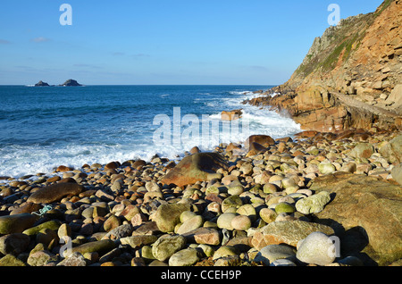 La spiaggia rocciosa a Porth Nanven vicino San Giusto in Cornwall, Regno Unito Foto Stock