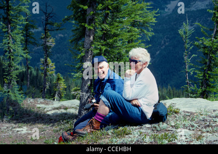 Un Americano attivo coppia di anziani si prende una pausa durante le escursioni in Bugaboo gamma di Purcell Montagne in British Columbia, Canada, America del Nord. Foto Stock