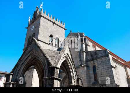 Salado Memorial e la chiesa di Nossa Senhora da Oliveira, Largo do Oliveira, Guimaraes, Portogallo Foto Stock