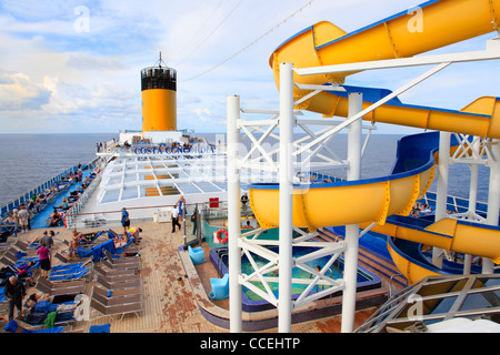 Costa Concordia nave da crociera con i passeggeri godendo di ponte aperto con scivolo acquatico e una piscina sul mare Mediterraneo la crociera 10 Novembre 2011 Foto Stock