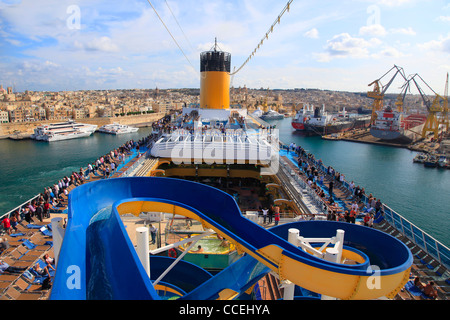 Enorme Costa Concordia nave da crociera di manovre in porto di La Valletta, Malta sulla bella giornata di sole con il blu del cielo e mare calmo 11 Novembre 2011 Foto Stock