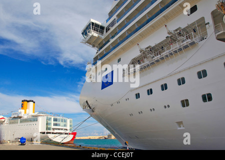 Enorme Costa Concordia nave da crociera ormeggiata nel porto di La Valletta , Malta al fianco di relativamente piccola Costa Marina nave sulla bella giornata di sole Foto Stock