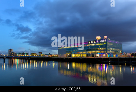 Al tramonto sul fiume Clyde, Glasgow guardando più a monte per l'edificio della BBC e la Clyde Arc bridge. Foto Stock