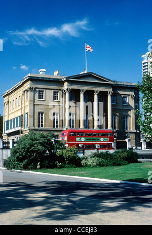 Apsley House, No.1 Piccadilly, Hyde Park Corner, casa del primo duca di Wellington il Duca di ferro Londra Inghilterra bus rosso bus Foto Stock