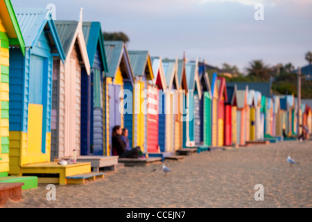 Cabine sulla spiaggia, a Melbourne in Australia la spiaggia di Brighton è molto colorato dipinto lungo la spiaggia sabbiosa. viaggi in Victoria au Foto Stock