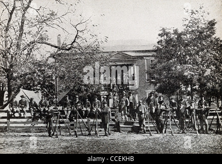 Questa foto, risalente all'aprile 1865, mostra federale (unione) soldati nella parte anteriore del Appomattox Court House. Foto Stock