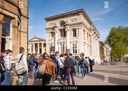 Un gruppo di adolescenti al di fuori del museo Ashmolean Museum, Beaumont Street, Oxford, Inghilterra. Foto Stock