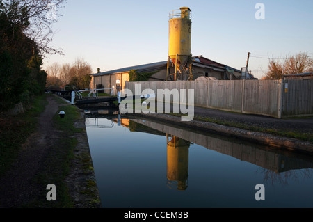 Giunzione di Aylesbury braccio del Grand Union Canal a Marsworth Foto Stock