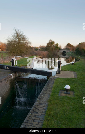 Canal bloccare con un piccolo ponte in distanza, Aylesbury braccio del Grand Union Canal, Marsworth, Herts, Regno Unito Foto Stock