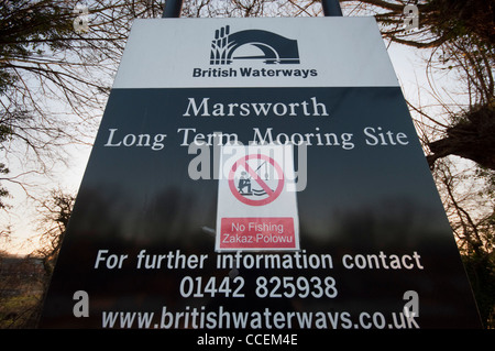 Bi-lingue 'n' pesca sign in polacco e inglese, Grand Union Canal, Marsworth, REGNO UNITO Foto Stock