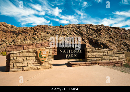 Il segno di entrata al Parco Nazionale di Arches Utah. Questo parco nazionale attira centinaia di migliaia di visitatori ogni anno. Foto Stock