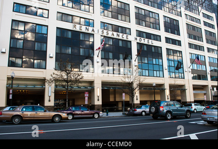 Renaissance Washington DC Hotel di Downtown, Marriott, 999 Ninth Street NW, con il traffico e i taxi su Ninth Street. Foto Stock