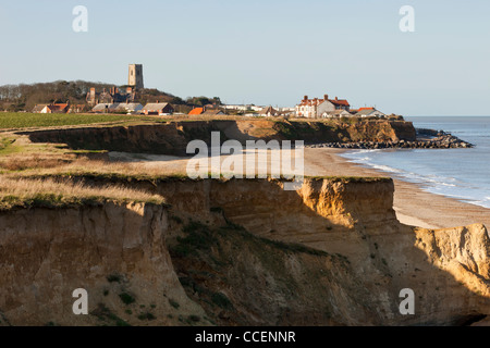 Happisburgh village, scogliere e la spiaggia in un pomeriggio invernale in Norfolk Inghilterra Foto Stock