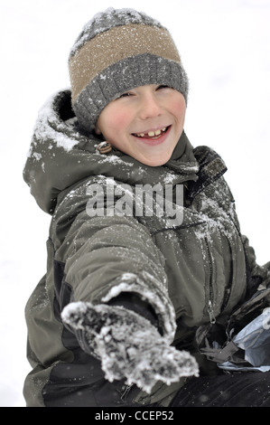 Capretto in abbigliamento invernale nella foresta. Ritratto all'aperto Foto Stock