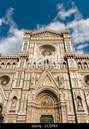 La facciata frontale del Duomo, Basilica di Santa Maria del Fiore (Santa Maria del Fiore), Firenze, Toscana, Italia Foto Stock