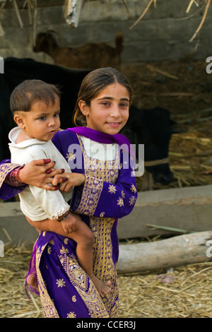 Ragazze pakistane baby sitting suo fratello Charsadda Pakistan Foto Stock