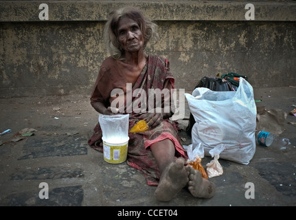 Gli intoccabili dell India Bombay, toccando il ritratto di un vecchio mendicante donna, chiamati intoccabili che vivono su un marciapiede in Mumbai. Foto Stock