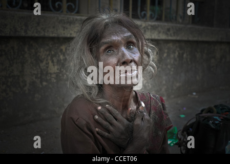 Gli intoccabili dell India Bombay, toccando il ritratto di un vecchio mendicante donna, chiamati intoccabili che vivono su un marciapiede in Mumbai. Foto Stock