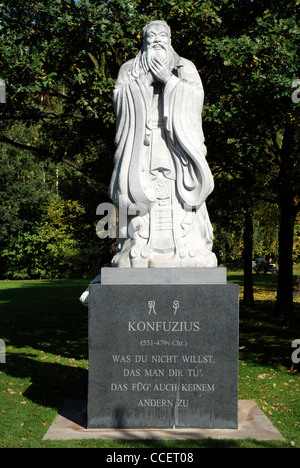 Statua di Confucio nel giardino cinese nei giardini del mondo a Berlino. Foto Stock