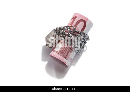 Un rotolo di 10 le banconote in euro con un lucchetto e la catena intorno ad esso Foto Stock