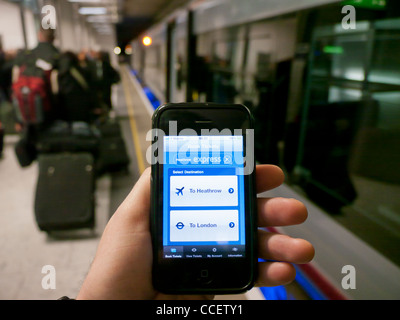 Un'app su iPhone che consente agli utenti di prenotare i biglietti del treno Heathrow Express in London Inghilterra England Foto Stock