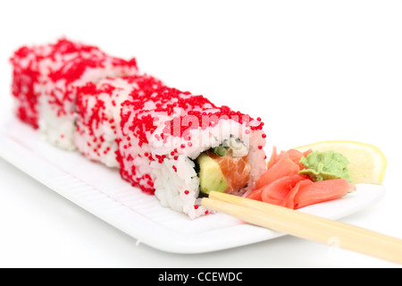 Rotolo di sushi su piastra bianca, primo piano Foto Stock