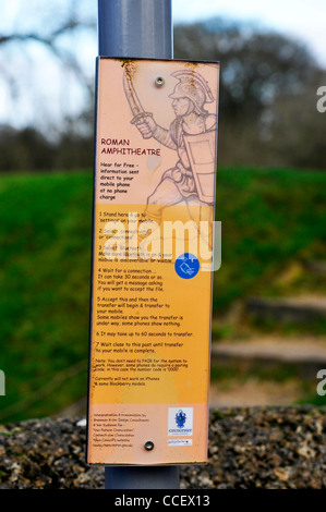 Un segno per informare le persone che possono utilizzare un sistema bluetooth come una guida di fonetica intorno all'Anfiteatro Romano a Cirencester. Foto Stock