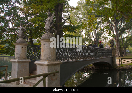 Ponte delle Sirenette (1842) ponte da Francesco Tettamanzi nel Parco Parco Sempione Milano centrale e la regione Lombardia Italia Europa Foto Stock