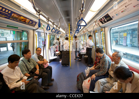 I passeggeri a bordo treno alla stazione MTR sulla linea overground ex kcr stazione ferroviaria Kowloon Canton hong kong RAS di Hong kong cina asia Foto Stock